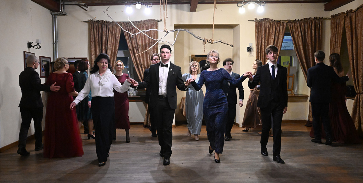 Polonezem z „Czasu honoru” rozpoczęłi studniówkę