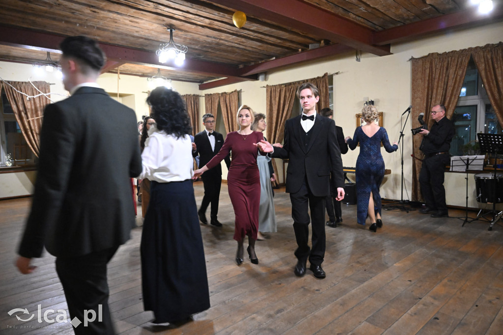 Polonezem z „Czasu honoru” rozpoczęłi studniówkę