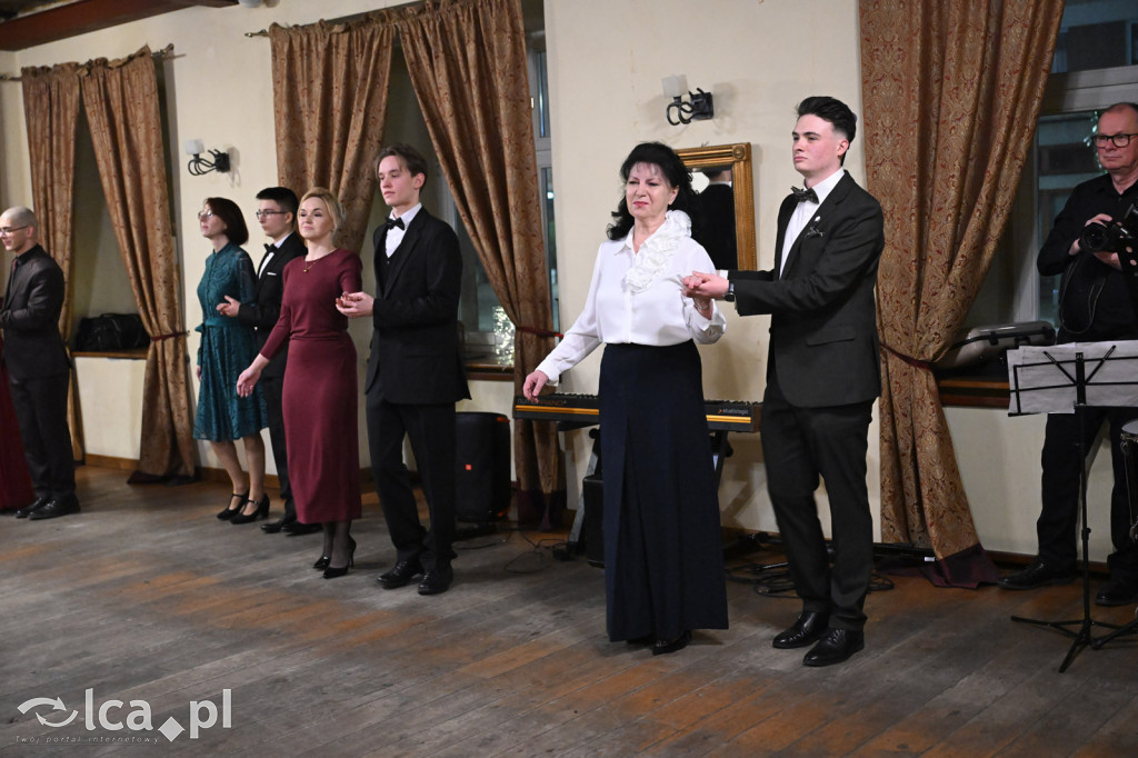 Polonezem z „Czasu honoru” rozpoczęłi studniówkę