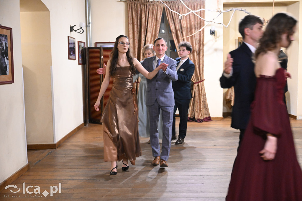 Polonezem z „Czasu honoru” rozpoczęłi studniówkę