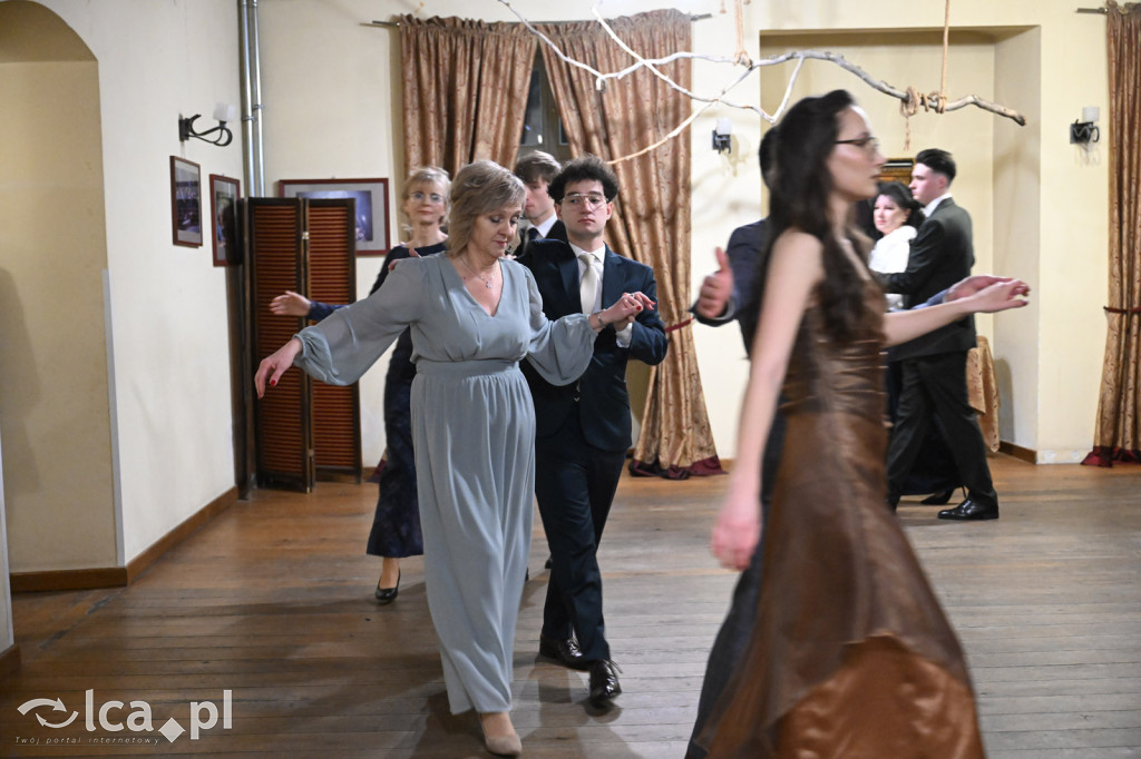 Polonezem z „Czasu honoru” rozpoczęłi studniówkę