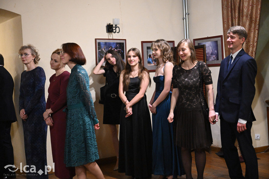 Polonezem z „Czasu honoru” rozpoczęłi studniówkę