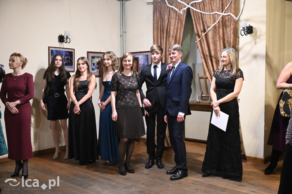 Polonezem z „Czasu honoru” rozpoczęłi studniówkę