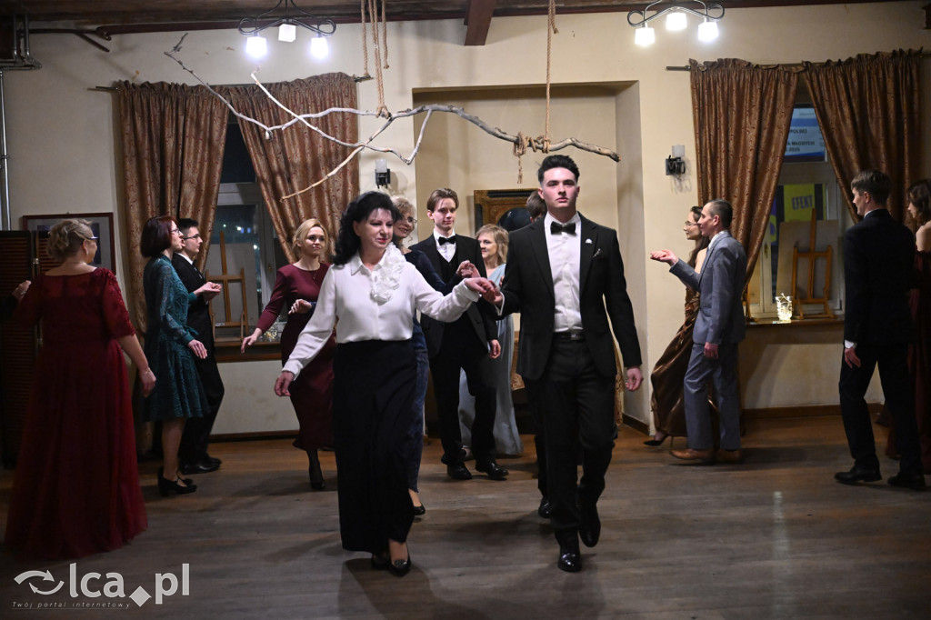 Polonezem z „Czasu honoru” rozpoczęłi studniówkę