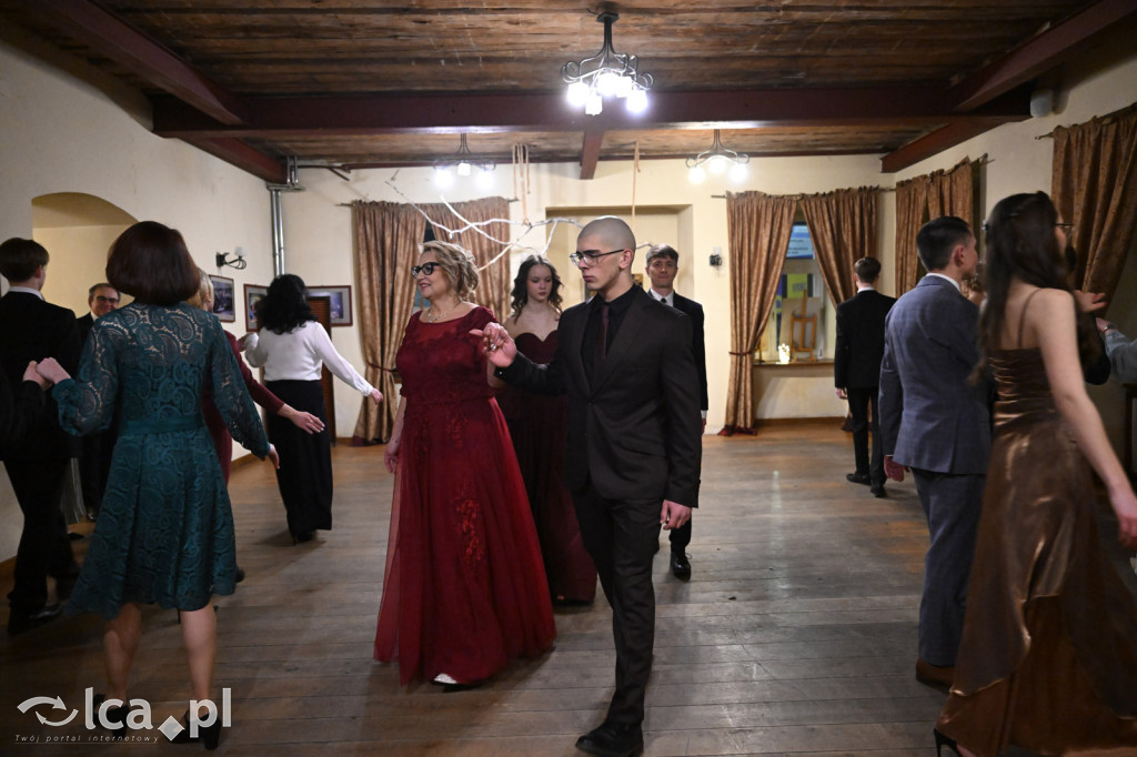 Polonezem z „Czasu honoru” rozpoczęłi studniówkę