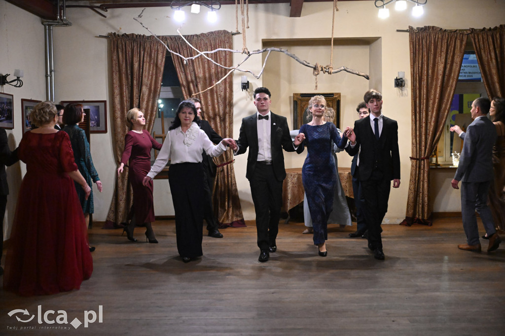 Polonezem z „Czasu honoru” rozpoczęłi studniówkę