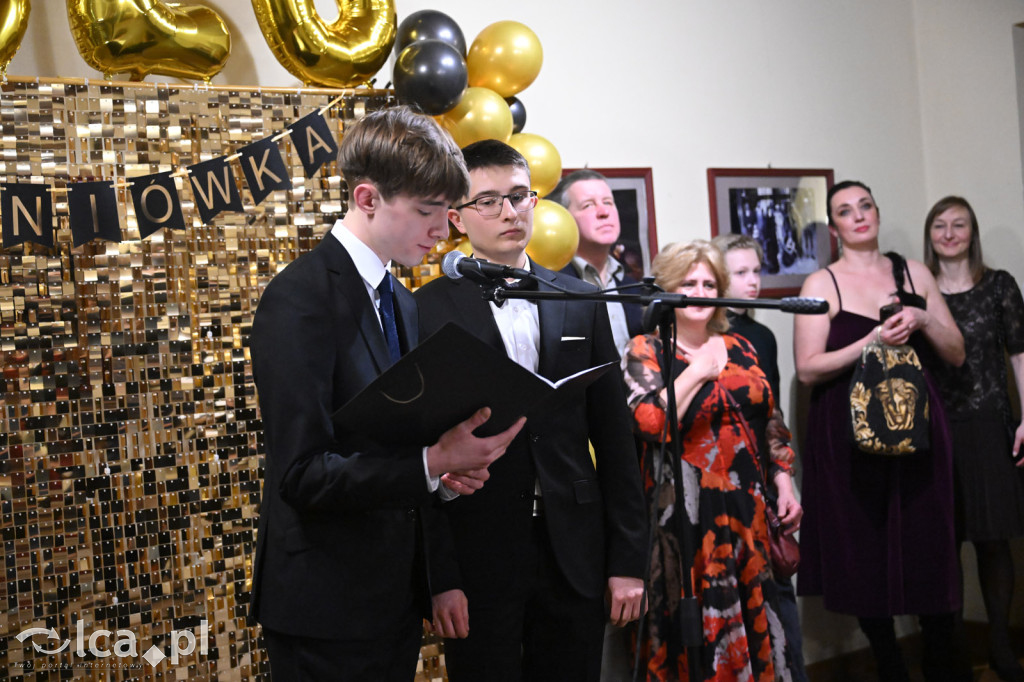 Polonezem z „Czasu honoru” rozpoczęłi studniówkę