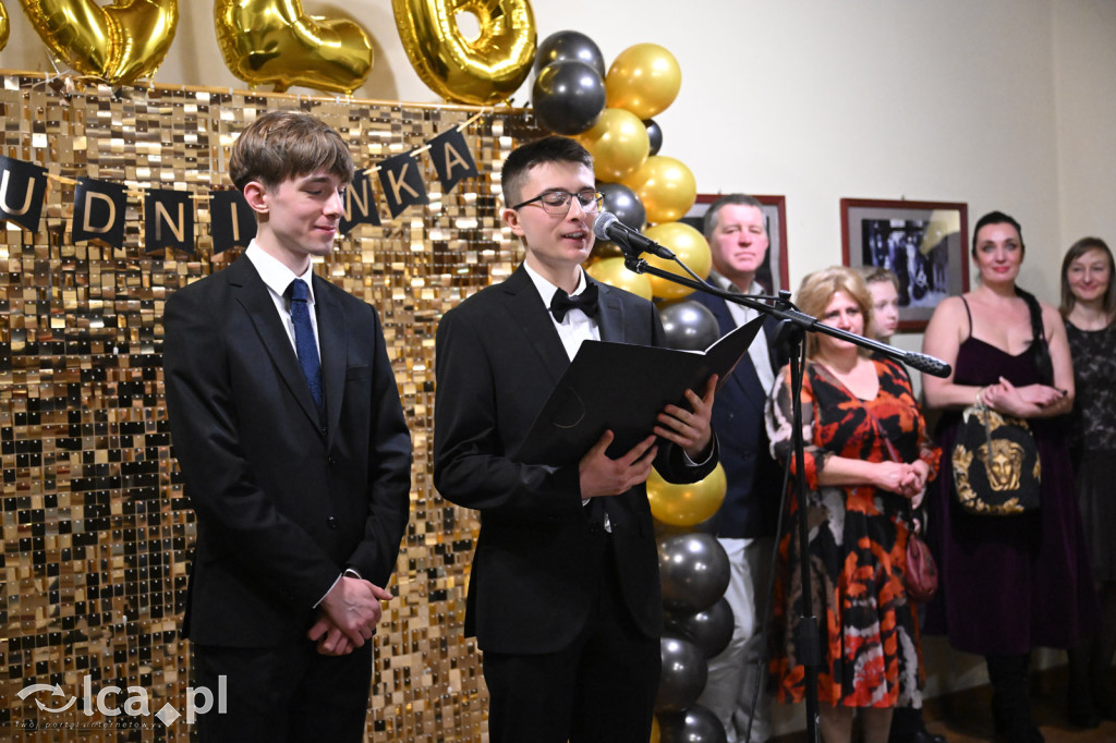 Polonezem z „Czasu honoru” rozpoczęłi studniówkę