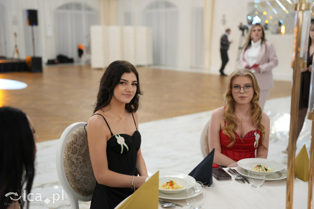 Mundurowa elegancja w Lubinie. Studniówka VII LO