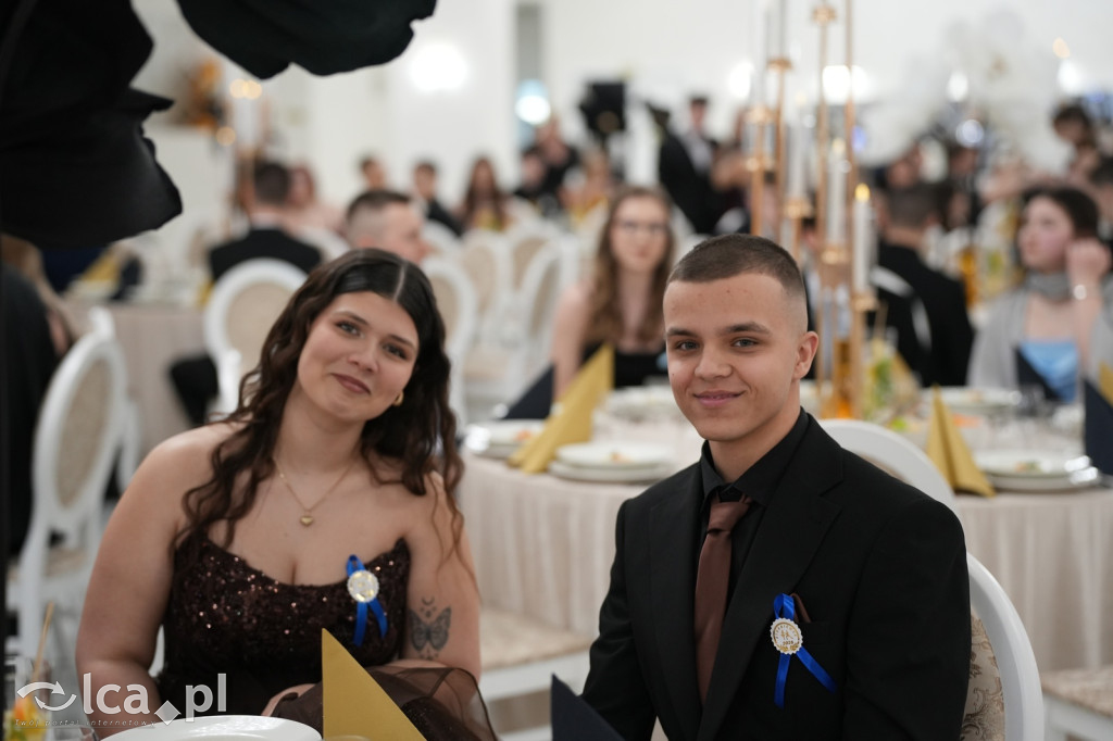 Mundurowa elegancja w Lubinie. Studniówka VII LO