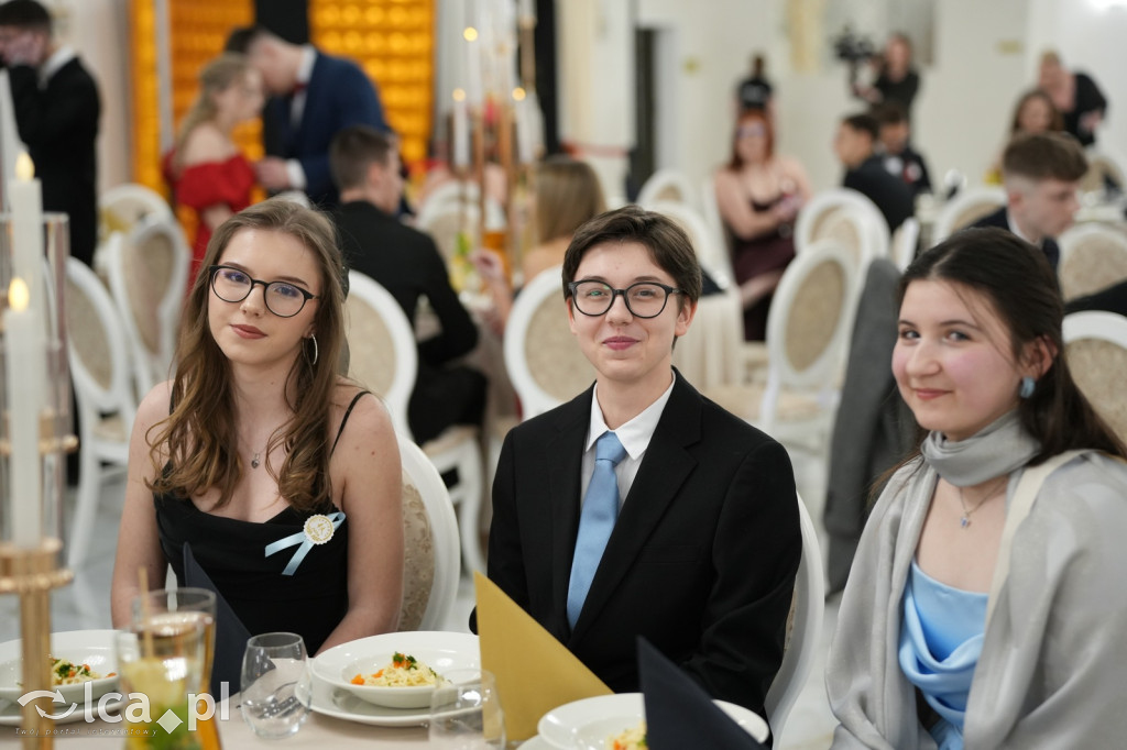 Mundurowa elegancja w Lubinie. Studniówka VII LO