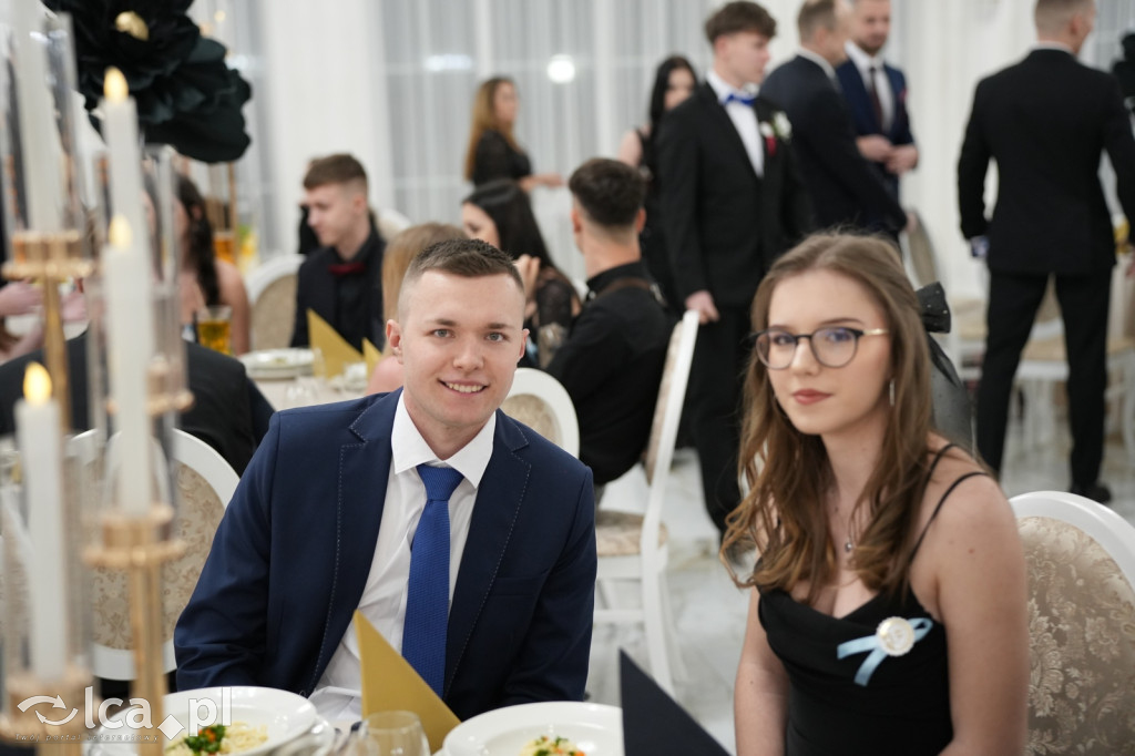 Mundurowa elegancja w Lubinie. Studniówka VII LO