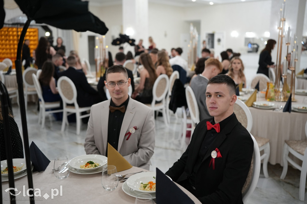 Mundurowa elegancja w Lubinie. Studniówka VII LO