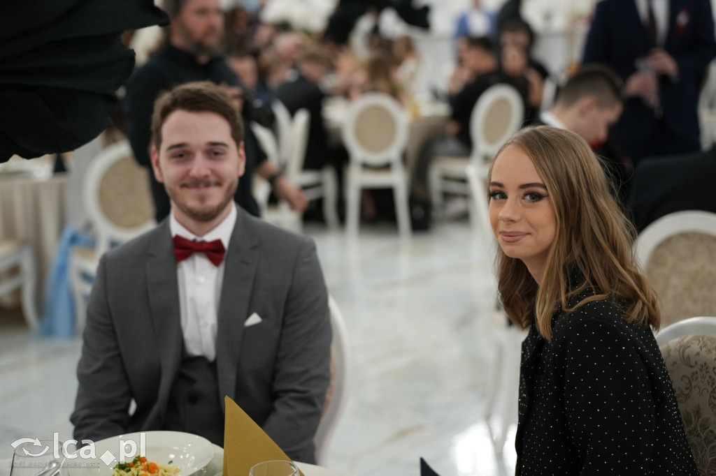 Mundurowa elegancja w Lubinie. Studniówka VII LO