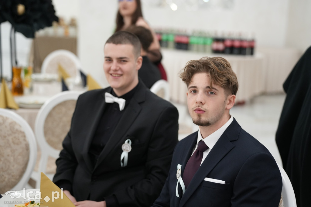 Mundurowa elegancja w Lubinie. Studniówka VII LO