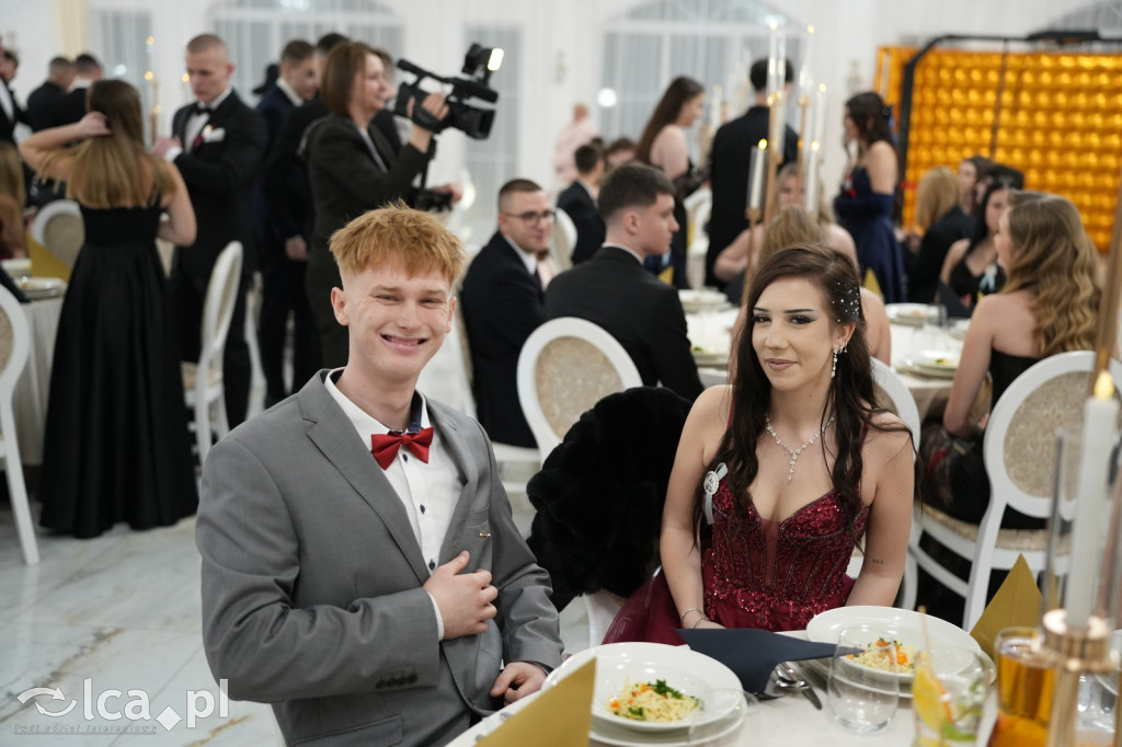 Mundurowa elegancja w Lubinie. Studniówka VII LO