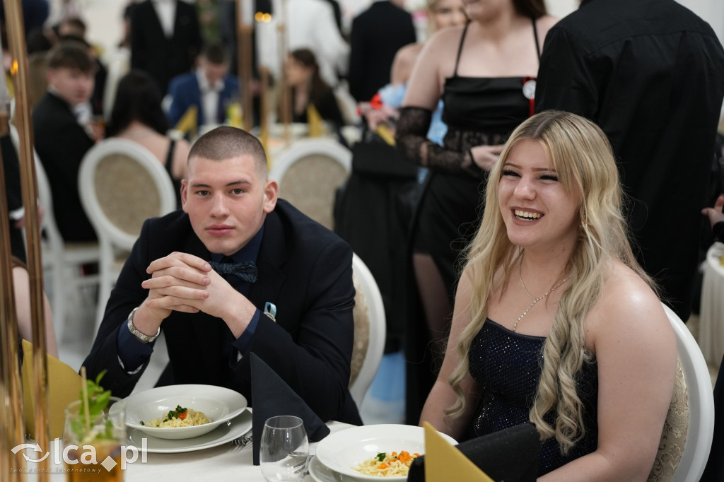 Mundurowa elegancja w Lubinie. Studniówka VII LO
