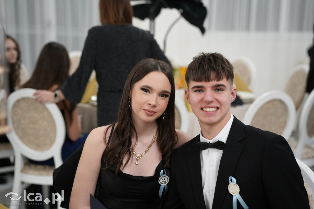 Mundurowa elegancja w Lubinie. Studniówka VII LO