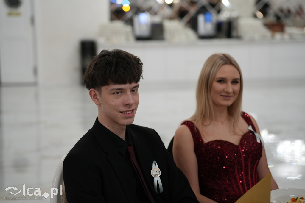 Mundurowa elegancja w Lubinie. Studniówka VII LO