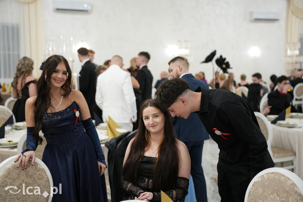 Mundurowa elegancja w Lubinie. Studniówka VII LO