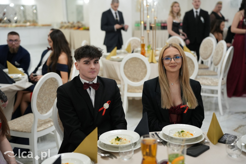 Mundurowa elegancja w Lubinie. Studniówka VII LO
