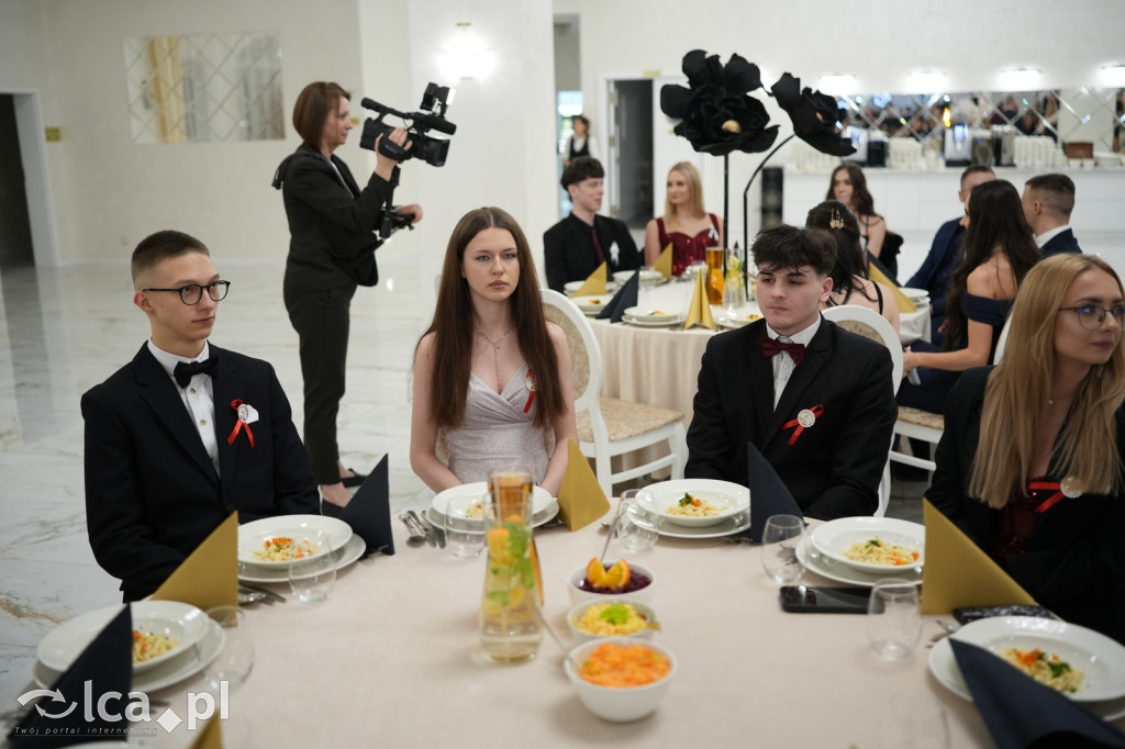 Mundurowa elegancja w Lubinie. Studniówka VII LO