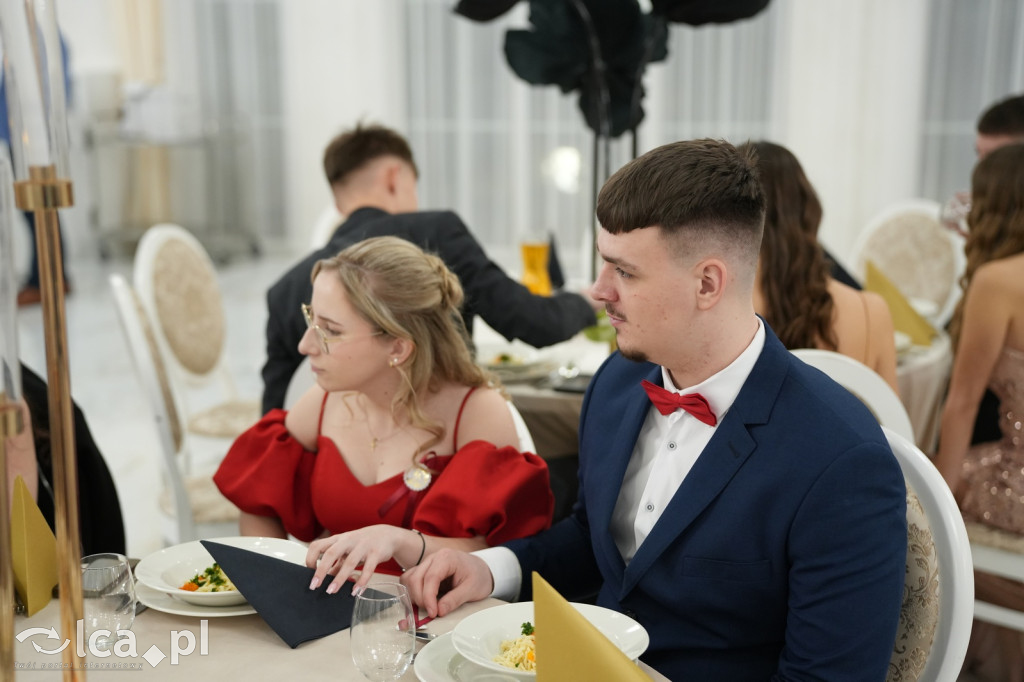Mundurowa elegancja w Lubinie. Studniówka VII LO