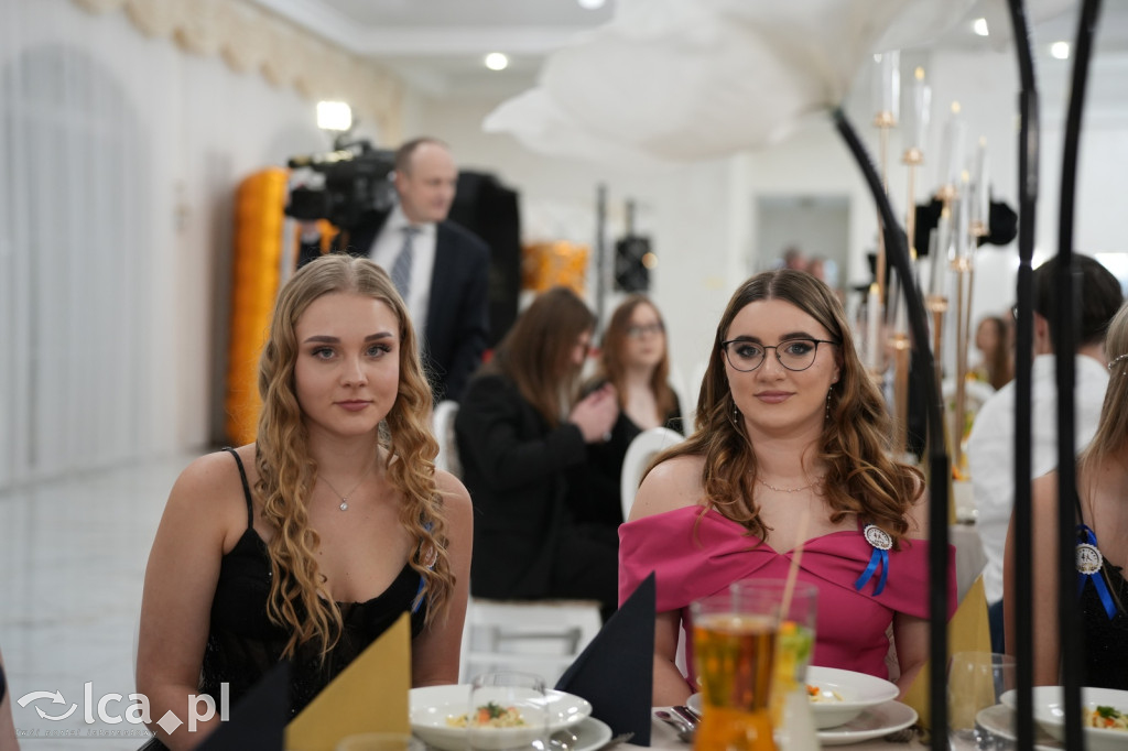 Mundurowa elegancja w Lubinie. Studniówka VII LO