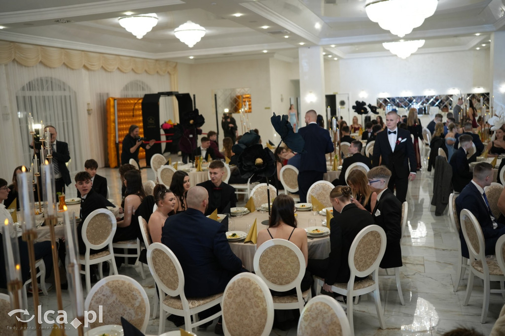 Mundurowa elegancja w Lubinie. Studniówka VII LO