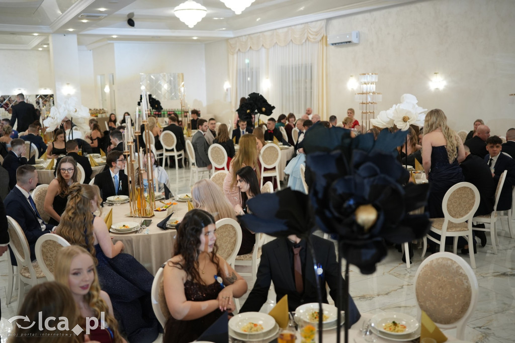 Mundurowa elegancja w Lubinie. Studniówka VII LO