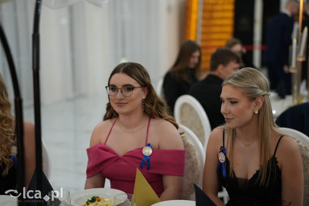 Mundurowa elegancja w Lubinie. Studniówka VII LO