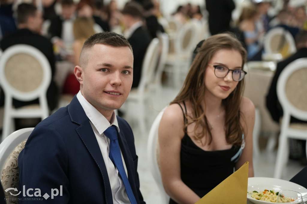 Mundurowa elegancja w Lubinie. Studniówka VII LO