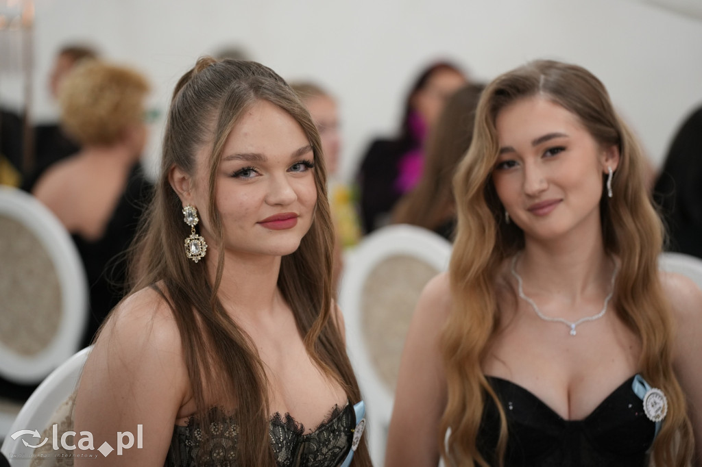 Mundurowa elegancja w Lubinie. Studniówka VII LO