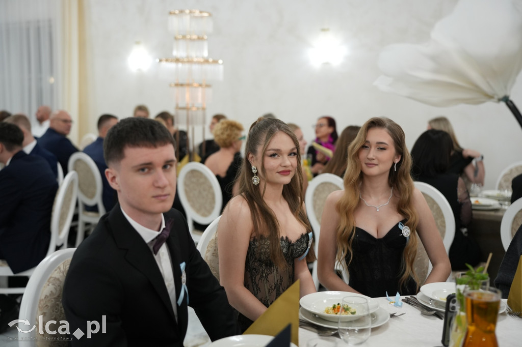 Mundurowa elegancja w Lubinie. Studniówka VII LO