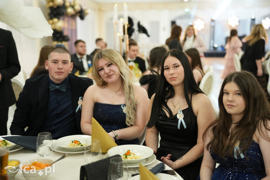 Mundurowa elegancja w Lubinie. Studniówka VII LO