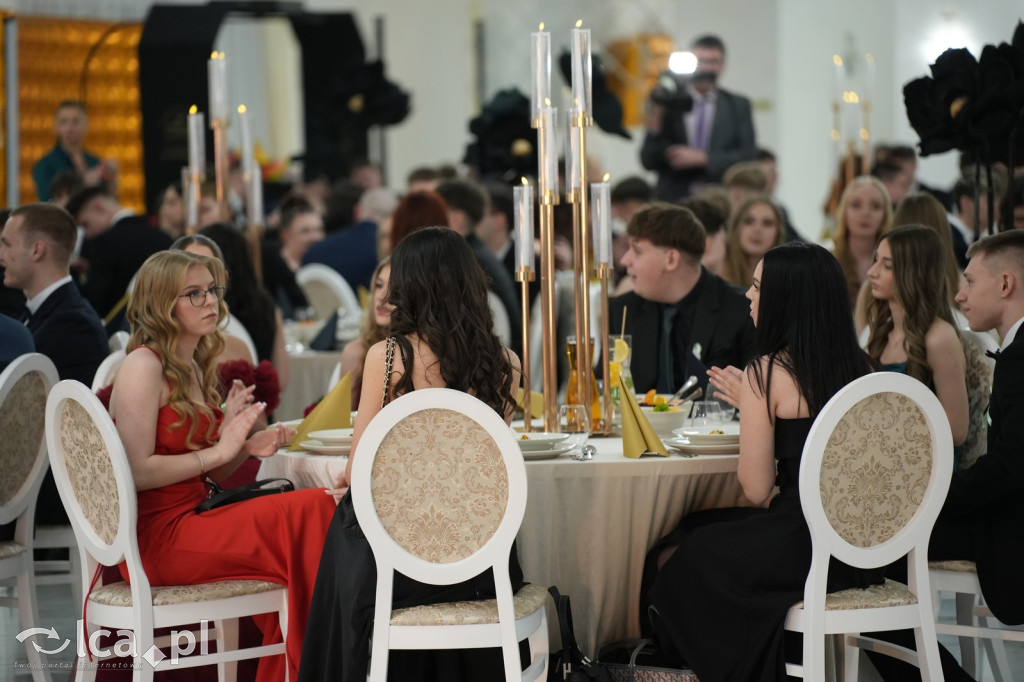 Mundurowa elegancja w Lubinie. Studniówka VII LO