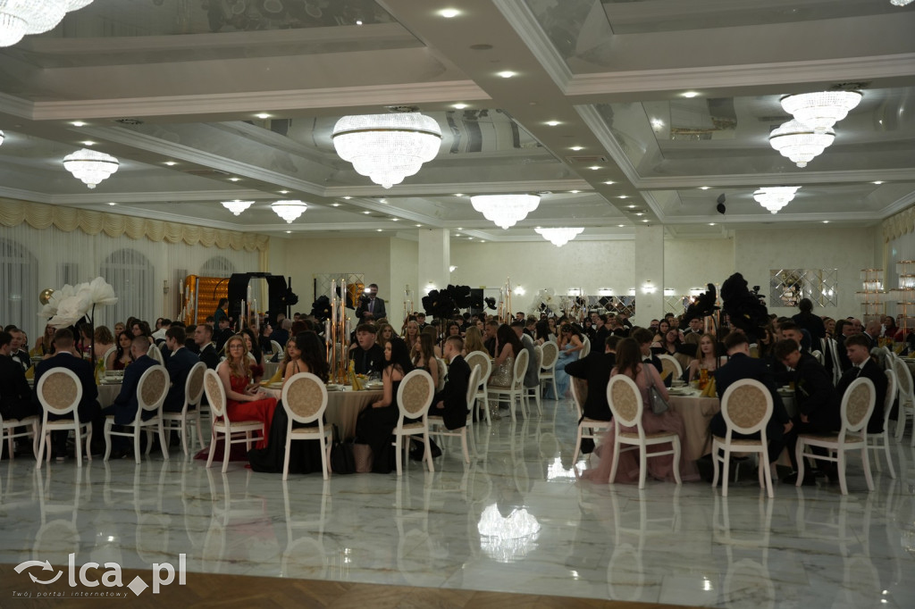 Mundurowa elegancja w Lubinie. Studniówka VII LO