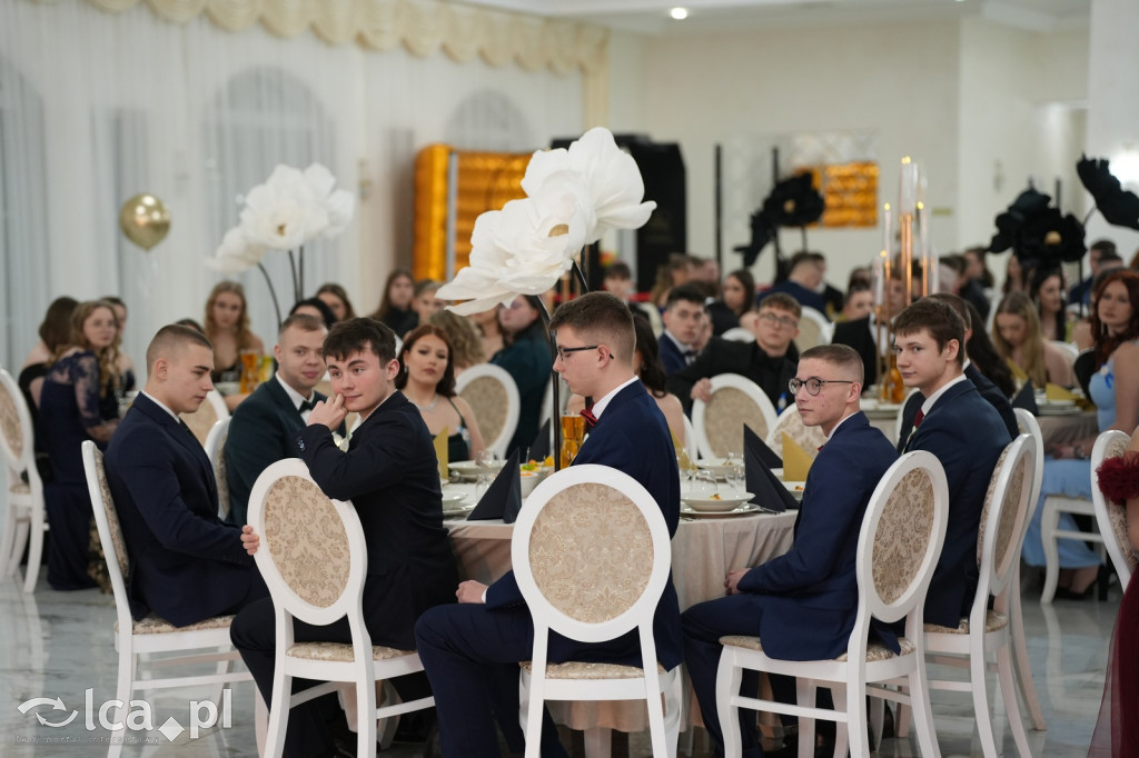 Mundurowa elegancja w Lubinie. Studniówka VII LO