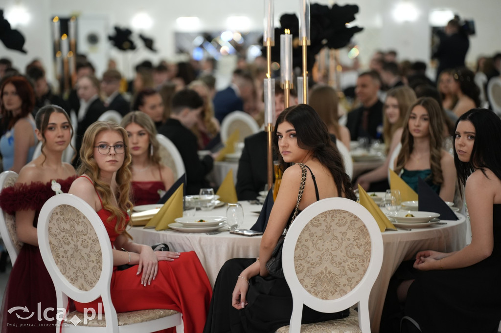 Mundurowa elegancja w Lubinie. Studniówka VII LO