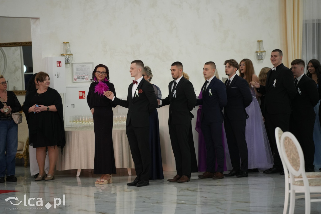 Mundurowa elegancja w Lubinie. Studniówka VII LO