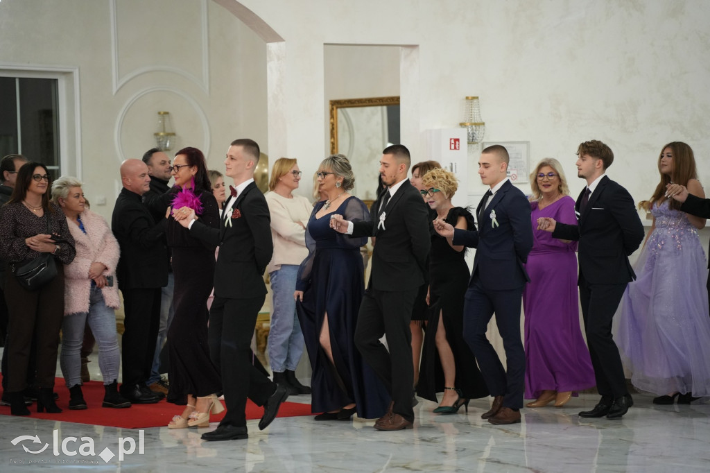 Mundurowa elegancja w Lubinie. Studniówka VII LO