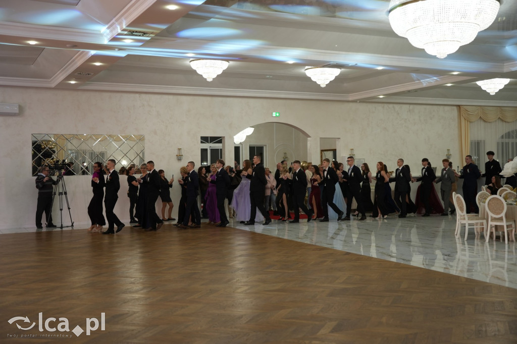 Mundurowa elegancja w Lubinie. Studniówka VII LO