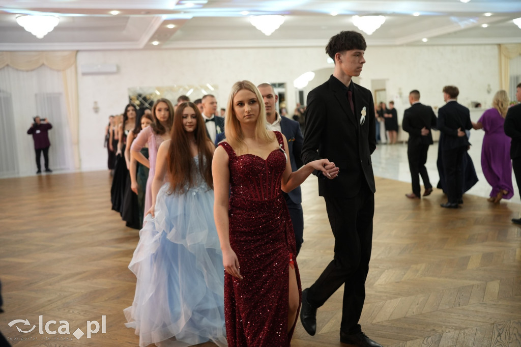 Mundurowa elegancja w Lubinie. Studniówka VII LO