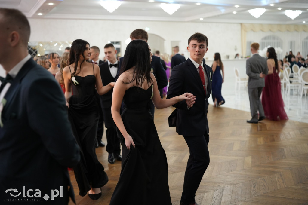 Mundurowa elegancja w Lubinie. Studniówka VII LO