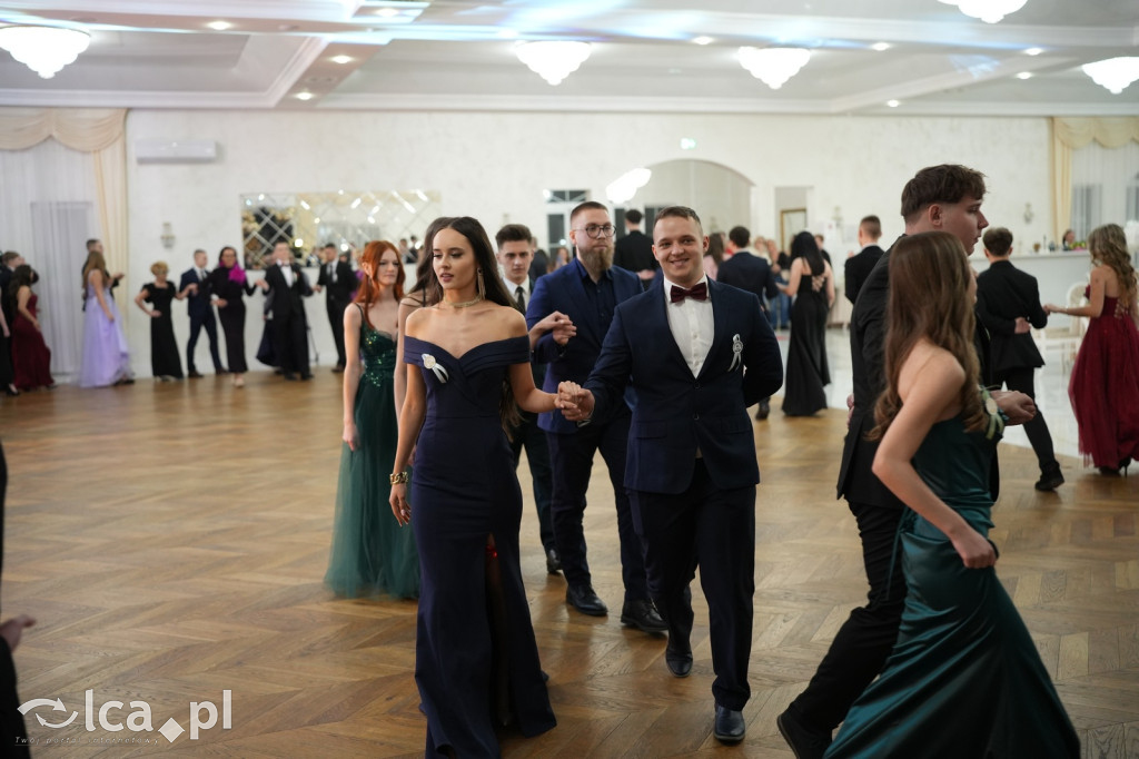 Mundurowa elegancja w Lubinie. Studniówka VII LO