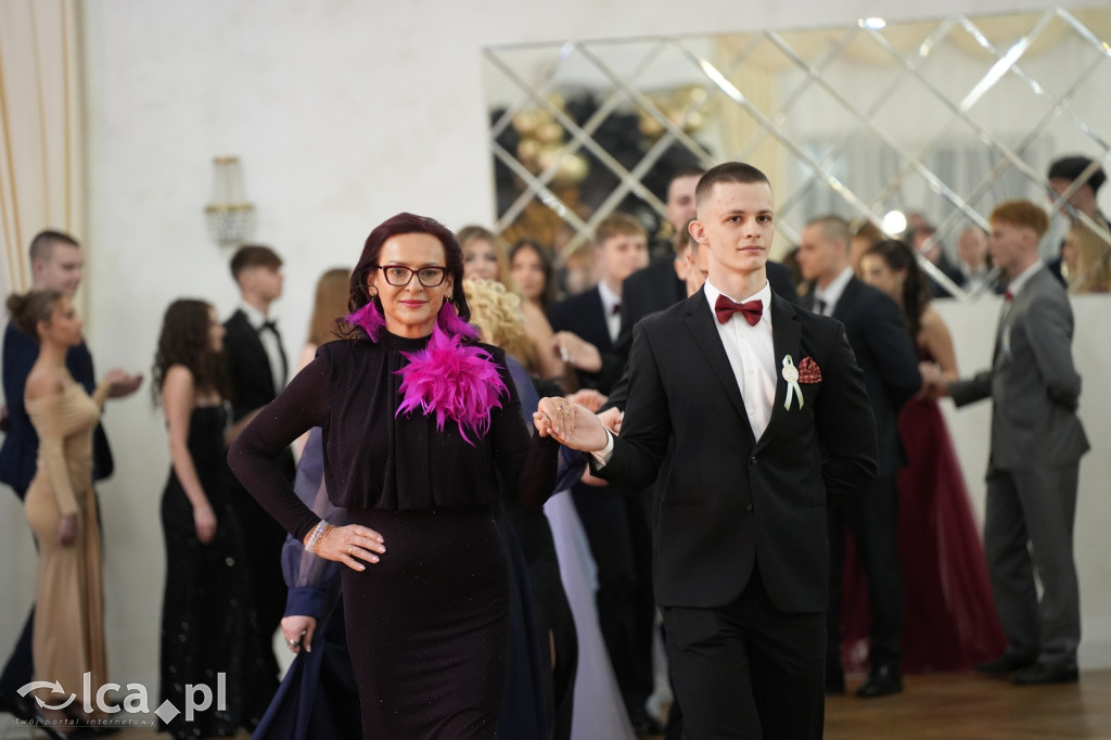 Mundurowa elegancja w Lubinie. Studniówka VII LO