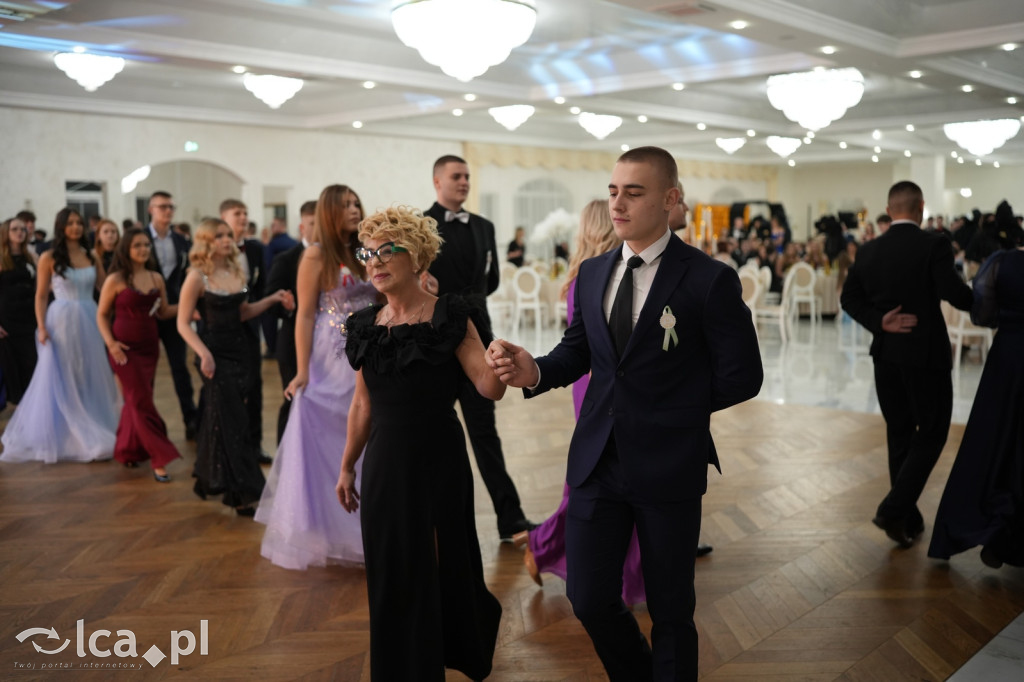 Mundurowa elegancja w Lubinie. Studniówka VII LO