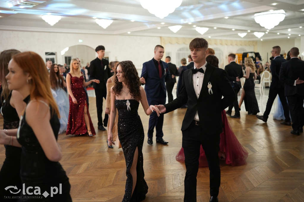 Mundurowa elegancja w Lubinie. Studniówka VII LO