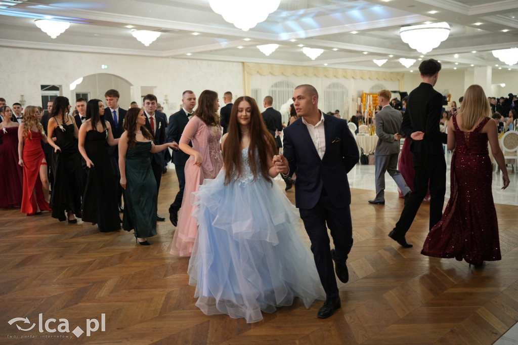 Mundurowa elegancja w Lubinie. Studniówka VII LO