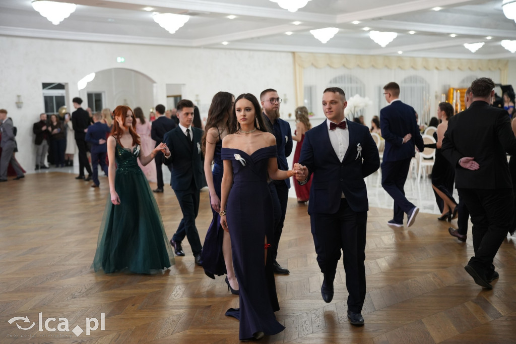 Mundurowa elegancja w Lubinie. Studniówka VII LO